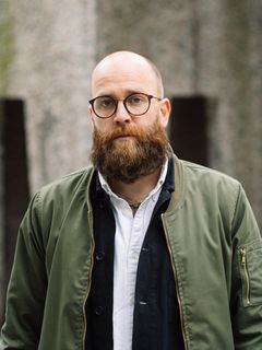 Sverre Holm-Nilsen er krimjournalist og ekspert på fenomenet «crime as a service». Nå debuterer han som forfatter.