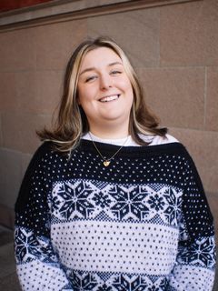 Mia Thrane Hansen (f. 1993) er oppvokst i Trondheim, men har bodd i Oslo siden 2015. Hun begynte å legge ut The Silence of Songbirds på Webtoon i 2021 og har siden levd som serieskaper, med stor lidenskap for psykisk helse og LHBTQ+-miljøet.
