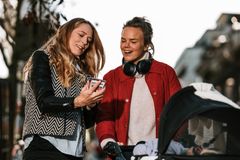 Myndighetene vil regulere mobilmarkedet i inntil tre nye år.