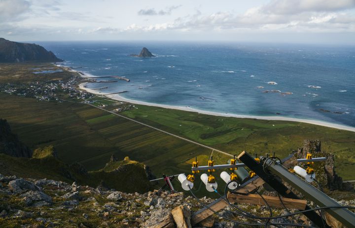 Denne uka pågår jammetesten en hel uke på Andøya. Her ser vi en installasjonen på toppen av et fjell som brukes til å sende ut GPS-forstyrrende signaler.