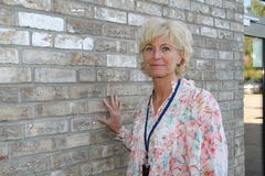 INGEN DEKNING: Moderne bygg kan vere så godt isolerte at veggane held mobildekninga ute. Nasjonal kommunikasjonsmyndigheit ved seksjonssjef Inger Vollstad oppfordrar til eit betre samarbeid mellom byggjebransjen og mobiloperatørane.