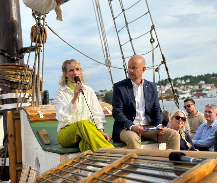 GJENTAR SUKSESSEN: Også i går griller direktør i Nkom, John-Eivind Velure, Norges digitaliseringsminister Karianne Tung. Det skjer på samme sted som i fjor, om bord S/S Solrik.