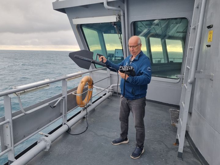 NYE MÅLINGER: Nasjonal kommunikasjonsmyndighet har vært med Kystvakten i Barentshavet for å undersøke GPS-signalene. Her ved sjefingeniør Åsgeir Henriksen.