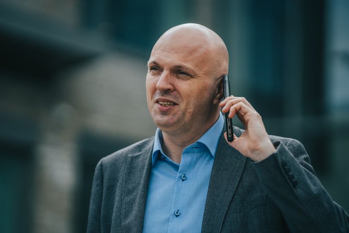 FALSK TRYGGHET: Mange nordmenn, spesielt menn, har god tro på at de klarer seg uten mobil og internett i flere dager. Sikkerhetsdirektør Svein Scheie i Nasjonal kommunikasjonsmyndighet mener det er en falsk trygghet.
