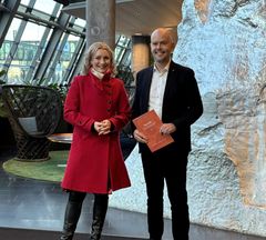 Nkom-direktør John-Eivind Velure overrekker årets NkomROS til digitaliseirngs- og forvaltningminister Karianne Tung.