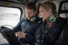 Digitaliseringsminister Karianne Tung og seniorrådgiver Niccolai Gerrard måler GNSS forstyrrelser fra helikopter