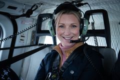 Digitaliseringsminister Karianne Tung var med da seniorrådgiver i Nkom, Nicolai Gerrard, gjorde klart til måling av GNSS-forstyrrelser fra helikopter