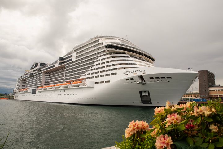 MSC Virtuosa ligger til kai ved Filipstakaia i Oslo. Nå skal Oslo Havn bygge landstrømanlegg her for fremtidens cruiseskip. Foto: Oslo Havn
