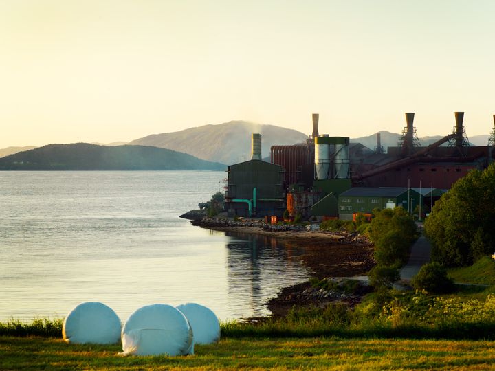 Ved å bytte fossilt kol ut med klimavenleg biokarbon i stor skala kan smelteverket på Kyrksæterøra medverke til eit av dei aller største utsleppskutta i norsk industrihistorie.