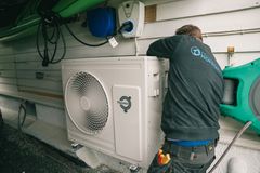Installasjon av en varmepumpe i enebolig.