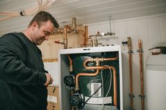 Installasjon av akkumulatortank i enebolig.
