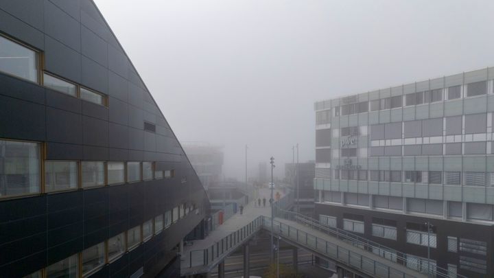 Tåke og grått vær utenfor Enovas lokaler i Powerhouse Brattørkaia i Trondheim.