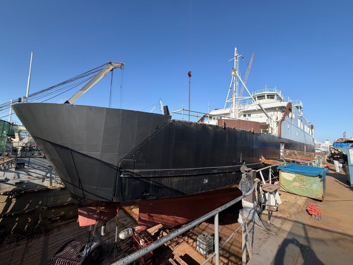 FRÅ DIESEL TIL BATTERI PÅ GEIRANGERFJORDEN: Dei tidlegare dieselbilferjene MF Jotunheim og MF Hjørungavåg (sistnemnde på biletet) blir bygde om til batteridrivne ferjer. Dei blir no klargjorde for drift på Geirangerfjorden i juni i år. Ferjene er blant dei 41 000 prosjekta Enova støtta i 2025.