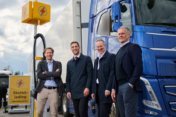 SNART 100 LADESTASJONER: F.v. Carl-Erik Kullmann i Enova, klima- og miljøminister Andreas Bjelland Eriksen, samferdselsminister Jon-Ivar Nygård og kjedesjef Øyvind Andreassen i St1, ved ladestasjonen på Nebbenes. Dette er en av snart 100 ladestasjoner for elektrisk lastebil i Norge.