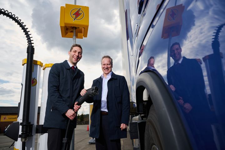 SNART%20100%20LADESTASJONAR%3A%20Fr%E5%20venstre%20klima-%20og%20milj%F8minister%20Andreas%20Bjelland%20Eriksen%20og%20samferdselsminister%20Jon%u2011Ivar%2C%20ved%20ladestasjonen%20p%E5%20Nebbenes.%20Dette%20er%20ei%20av%20snart%20100%20ladestasjonar%20for%20elektrisk%20lastebil%20i%20Noreg.