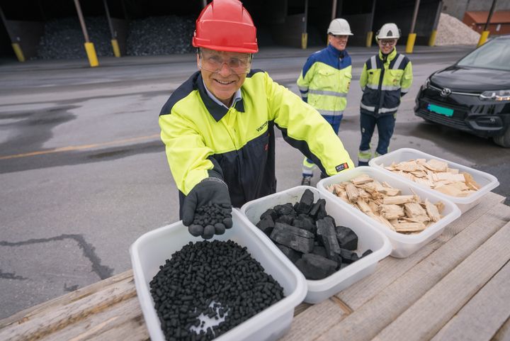 SMÅ PELLETS KAN GJE STOR KLIMAEFFEKT: Ståle Kvernrød i Enova held i pellets som skal testast ut i omnane til Elkem. Lukkast prosjektet kan Noreg kutte éin prosent av dei nasjonale klimagassutsleppa frå 2030.
