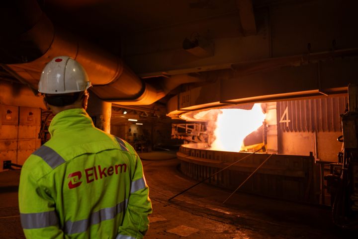 JAKTAR%20STORE%20UTSLEPPSKUTT%3A%20Med%20155%20millionar%20kroner%20i%20eigeninnsats%20og%2087%20millionar%20i%20st%F8tte%20fr%E5%20Enova%20satsar%20Elkem%20p%E5%20%E5%20redusere%20klimagassutsleppa%20fr%E5%20smelteomnane%20sine%20med%20500%20000%20tonn%20CO%u2082%20per%20%E5r%20fr%E5%202030.%20Det%20utgjer%20drygt%20%E9in%20prosent%20av%20dei%20totale%20klimagassutsleppa%20i%20Noreg.