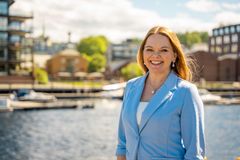 Evy Glørstad blir ny administrerende direktør i Enova, her portrettert med blå jakke foran Nidelva i Trondheim.