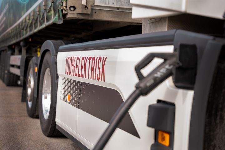 I juni har Enova tildelt 381 millioner kroner i støtte til 318 elektriske lastebiler og busser, som er rekord.