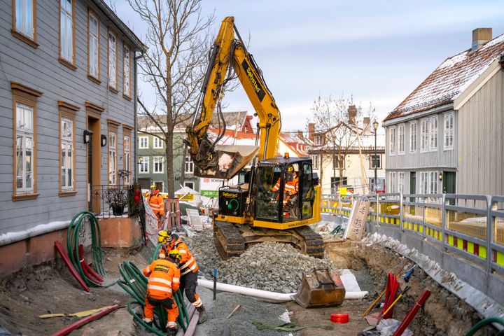 UTSLIPPSFRIE ANLEGGSMASKINER: Bygge- og anleggsvirksomhet har høyest samlet klimafotavtrykk av alle næringer i Norge. 2026 ser ut til å bli et rekordår for støtte fra Enova til utslippsfrie anleggsmaskiner. Bildet viser elektrisk anleggsmaskin i bruk på Bakklandet i Trondheim.
