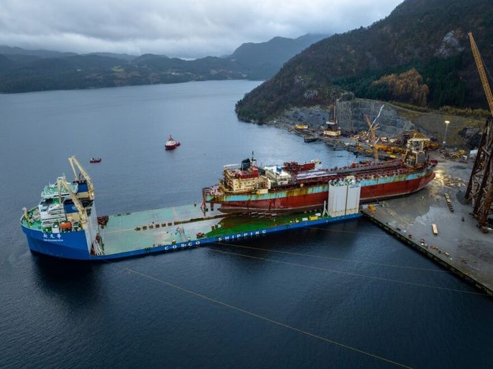 Utrangert skip settes på land på Vats utenfor Haugesund, for å bli renset slik at stålet kan brukes i bygninger.