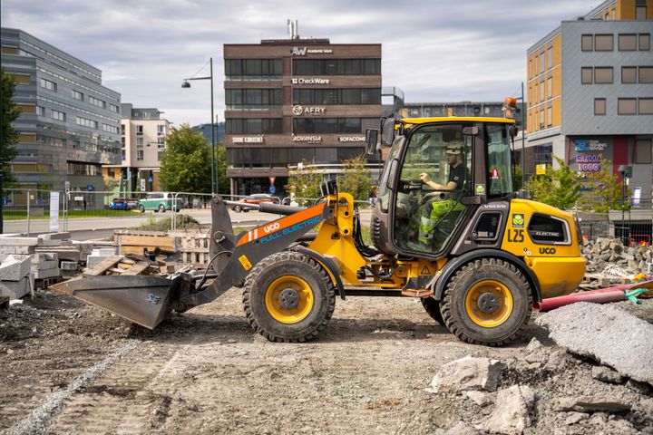 2026 er allerede et rekordår for elektriske anleggsmaskiner. Bildet viser byggeprosjekt i Innherredsveien i Trondheim med elektrisk gravemaskin.