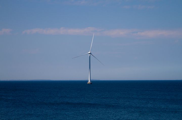 EUs innovasjonsfond har tildelt 36,4 milliarder kroner til 77 klima- og energiprosjekter i Europa. Støtten til de norske prosjektene utgjør 9 prosent av dette. Bildet viser vindmølle i havet utenfor Norge.