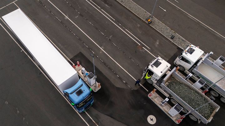 KRAFTIG VEKST: På seks år har antallet elektriske lastebiler på norske veier økt fra 37 til 3535. Bildet viser lading av elektriske lastebiler på Klett utenfor Trondheim.