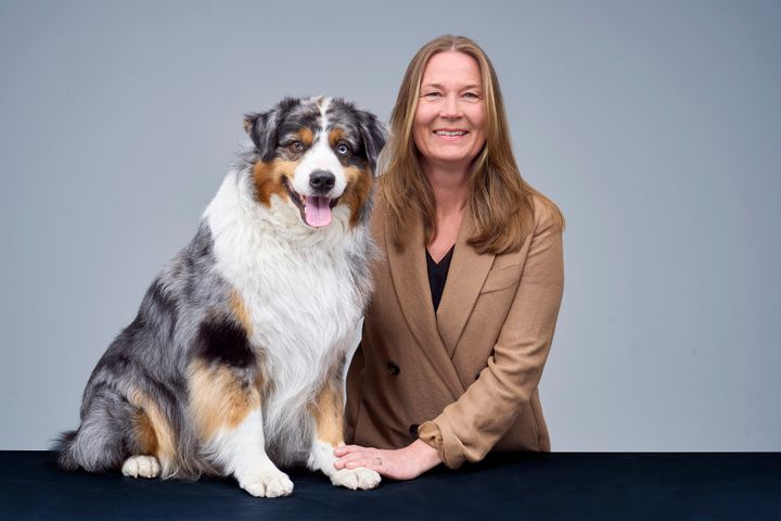 Generalsekretær Ingvild Bretten Berg i Norsk Kennel Klub med hund av rasen autralian sheepdog