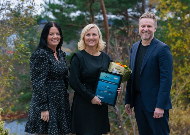 Avbildet til venstre: Anita Rath, prosjektleder i Atea Norge, Siren Sundland, konserndirektør for strategi og digital distribusjon i Sparebanken Vest, og Ole Petter Saxrud, adm. direktør i Atea Norge.