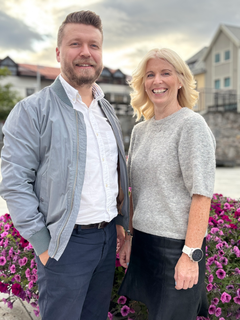 Tom Alexander Sandvær, bysjef Atea Molde og Kristiansund, og Marte Aarseth, direktør Atea Møre og Romsdal.