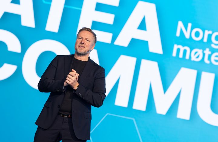 Ole Petter Saxrud, adm. direktør i Atea Norge, på scenen under Atea Community i Oslo.