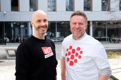 Leon Romestrand, nestleder i MOT, og Ole Petter Saxrud, adm. direktør i Atea Norge