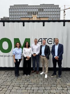 Første laget som gjennomførte treningen under åpningen av Esc Room på Youngstorget. Fra venstre: Kristine Joy Nordenson Kallset, statssekretær i Justis- og beredskapsdepartementet, Birgitte Engebretsen, administrerende direktør i Telenor Norge, Kjetil Lund, vassdrags- og energidirektør i NVE, Ole Petter Saxrud, administrerende direktør i Atea Norge og Abraham Foss, konsernsjef i Avinor