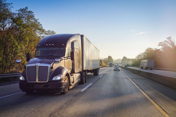 Etterspørselen etter transport av gods langs vei er stigende, men sjåførmangelen er fortsatt prekær, skriver Boston Consulting Group (BCG) og Alpega.