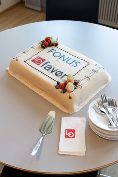 Festdag: Signeringen av avtalen mellom LOFavør og Fonus ble markert med kake.