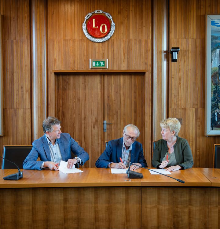 Signering: Terje Eid-Hviding (daglig leder, Fonus), Terje Olsson (leder, Fellesutvalget LO) og Heidi Lisbeth Myhr (adm.dir. LOFavør) signerer avtalen.