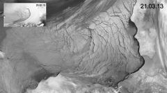 Isdekket i Beauforthavet 21. mars 2013. Det innfelte bildet viser området 23. februar, før den store oppsprekkingen begynte. Foto: NASA