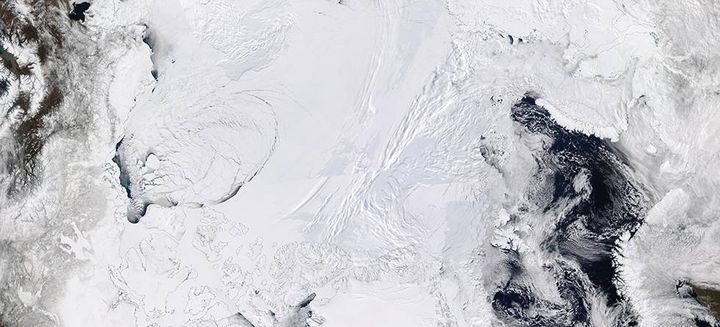 I løpet av noen apriluker i 2016 sprakk isen i store deler av Beauforthavet, nord for Alaska opp. Området vises lengst til venstre i bildet, som er fra 21. april. Nordkysten av Grønland vises nederst og kysten av Nord-Norge lengst til høyre.