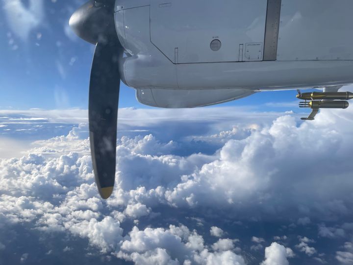 Flypropell og skyer sett gjennom flyvindu