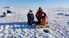 To forskere sitter ute på isen i Grønland