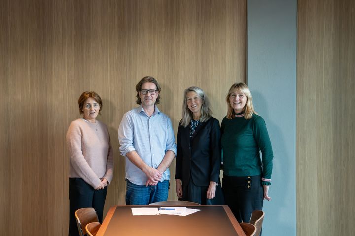 Fra venstre: Pernille Arneberg Børset, forhanslingsleder i Mediebedriftenes Landsforening, Trond Myklebust, fungerende Nasjonalbibliotekar, Hege Munch Gundersen, administrerende direktør for Kopinor og Randi S. Øgrey, administrerende direktør for Mediebedriftenes Landsforening. Foto: Gorm K. Gaare/Nasjonalbiblioteket