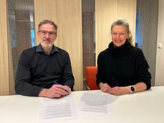 Fra venstre: Spesialrådgiver Karsten K. Langfeldt fra KS og administrerende direktør Hege Munch Gundersen i Kopinor signerer protokollen.