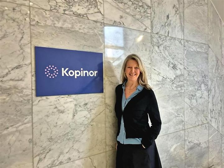 Administrerende direktør Hege Munch Gundersen med ny Kopinor-logo