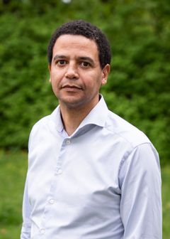 Bilde av Jørn Mandla Sibeko med alvorlig ansiktsuttrykk