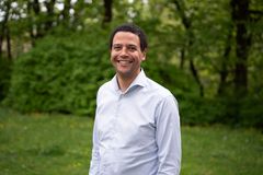 Bilde av Jørn Mandla Sibeko som smiler