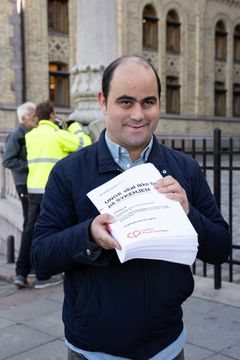 Medlem i CP-foreningen Felix Andersen fikk æren av å overrekke underskriftene.