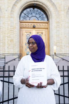 Nestleder i SV og helsepolitisk talsperson Marian Hussein tok godt imot underskriftene.