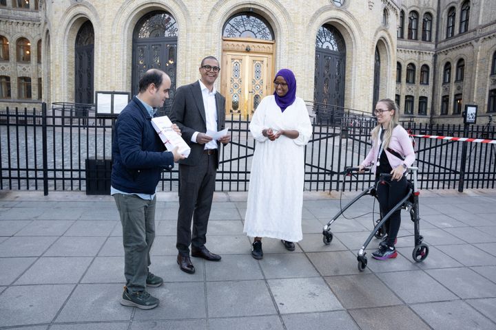 Bilde av fire personer utenfor Stortinget.