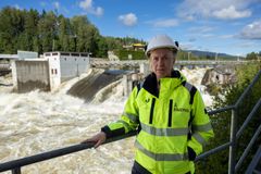 Operativ beredskapsleder Line Drange Ruud i Å Energi er bekymret over at folk ferdes på elva i en flomsituasjon. Her står hun ved Hellefoss kraftverk i Øvre Eiker.